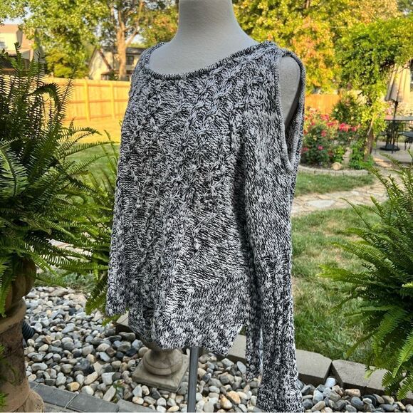 Ocean Drive Cable Knit Sweater Oversized Cold Shoulder size Medium - Picture 5 of 8
